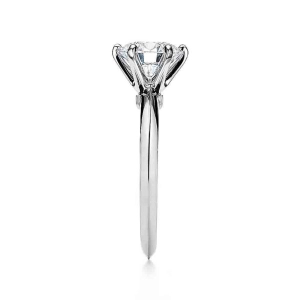 Engagement solitaire modern cenr diamond ring